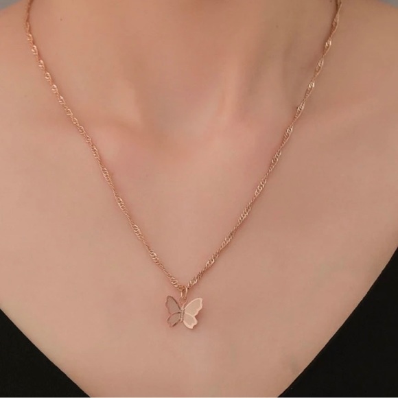 Dainty Vintage Butterfly Pendant Necklace Silver - Picture 1 of 4
